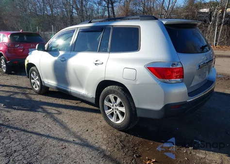 2011 Toyota Highlander Base V6 z USA, uszkodzony, nr VIN 5TDBK3EH2BS080677
